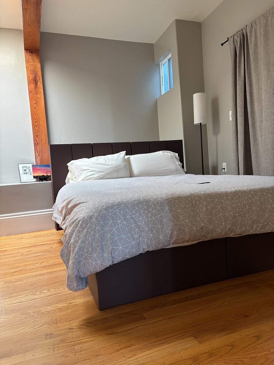 Bedroom: Queen bed