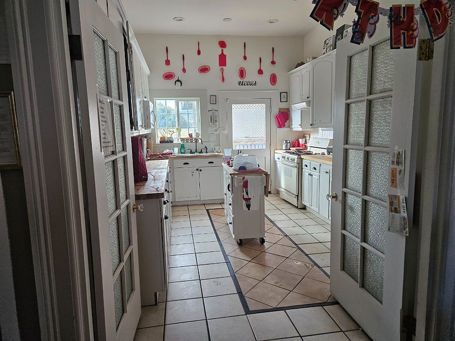 Kitchen :dishwasher, gas oven and stove , fridge/freezer, a pantry cupboard for your use, plus shelf in fridge and freezer. Shared cooking utensils, plates and silverware, plus anything on the cart.
Other kitchen appliances include a kitchen aid mixer, toaster oven, toaster, electric skillet/ frypan,blender, food processor, coffee maker, microwave.
We recycle,(dry containers, paper, plastic and cardboard) compost( all food items) very rarely use waste disposal.
