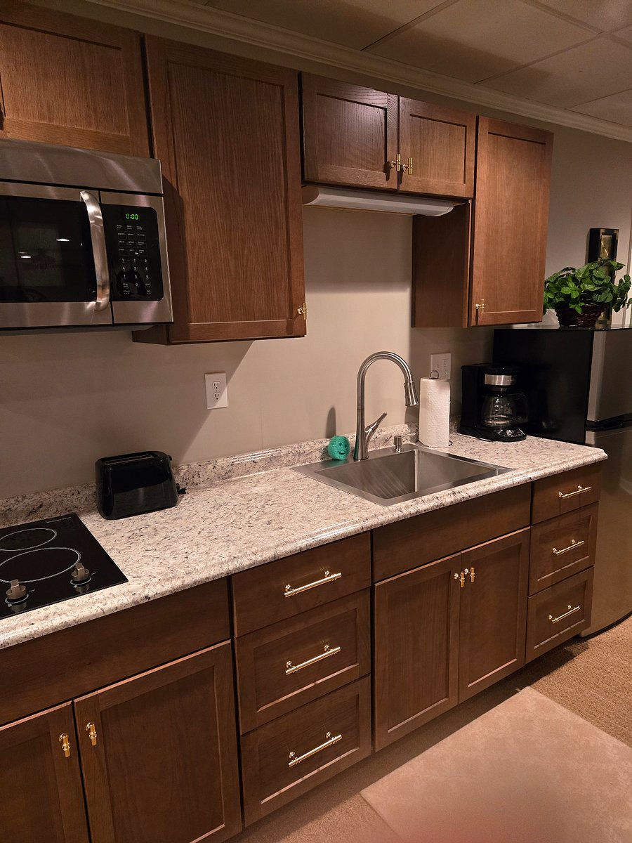 Kitchenette, Microwave w/Convection Bake feature