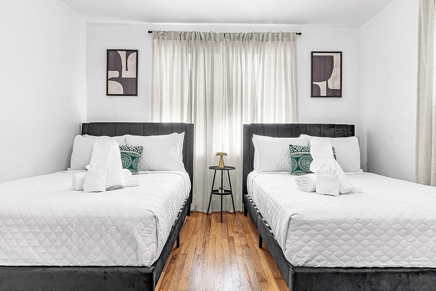 bedroom with 2 full beds