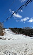Blue Hills Ski area is only minutes away (4 miles) offering family-friendly skiing/snowboarding with 60 acres, 12 trails, night skiing, excellent snowmaking, tubing and lessons for all ages. Great Blue Hill and the Blue Hill Reservation is known for it's accessibility and convenient winter fun.
