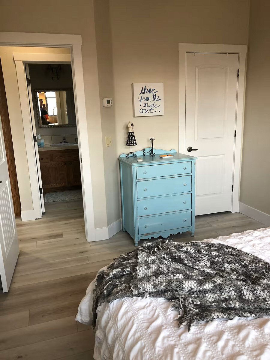 Bedroom (Queen)