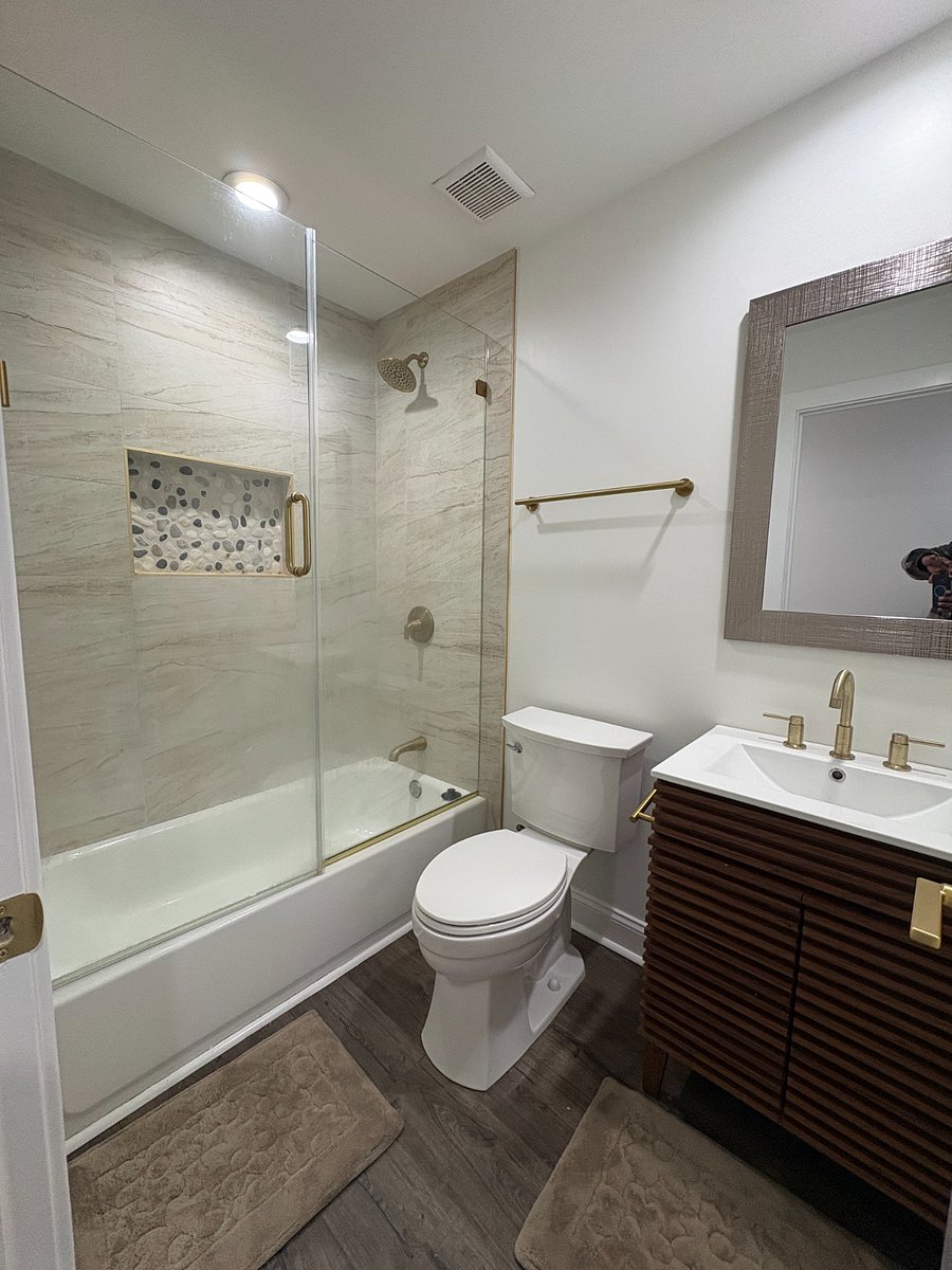 Guest Hall Bath with tub.