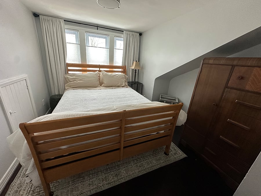 Bedroom with queen size bed
