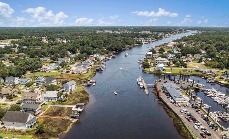 The condo is very close to the intercoastal waterway, with shops and restaurants only 1.5 miles away.