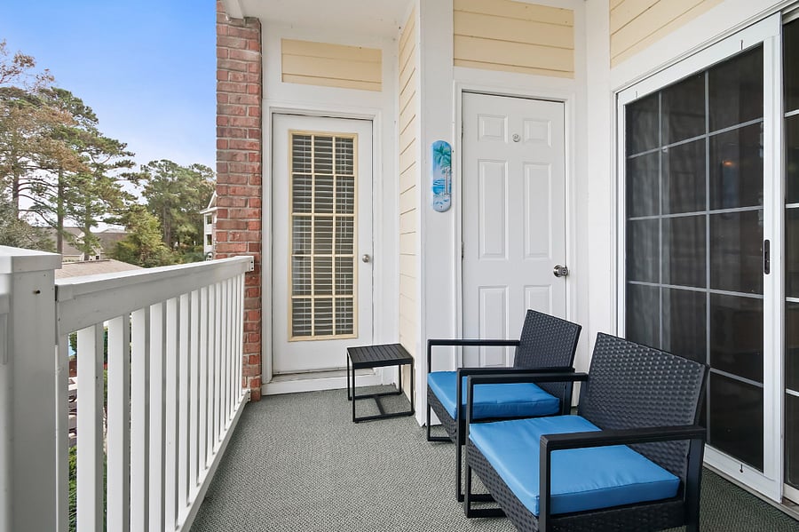 There are also two low rocking chairs for relaxing.