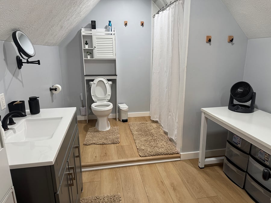 Upstairs Bathroom (2)