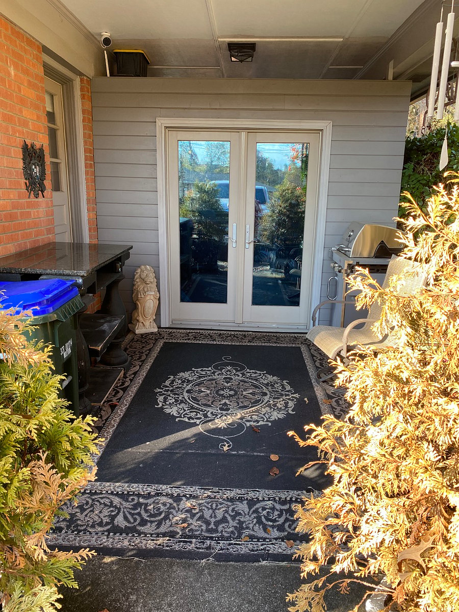 Side Entrance (Main Level to Kitchen and through Breezeway into Backyard)