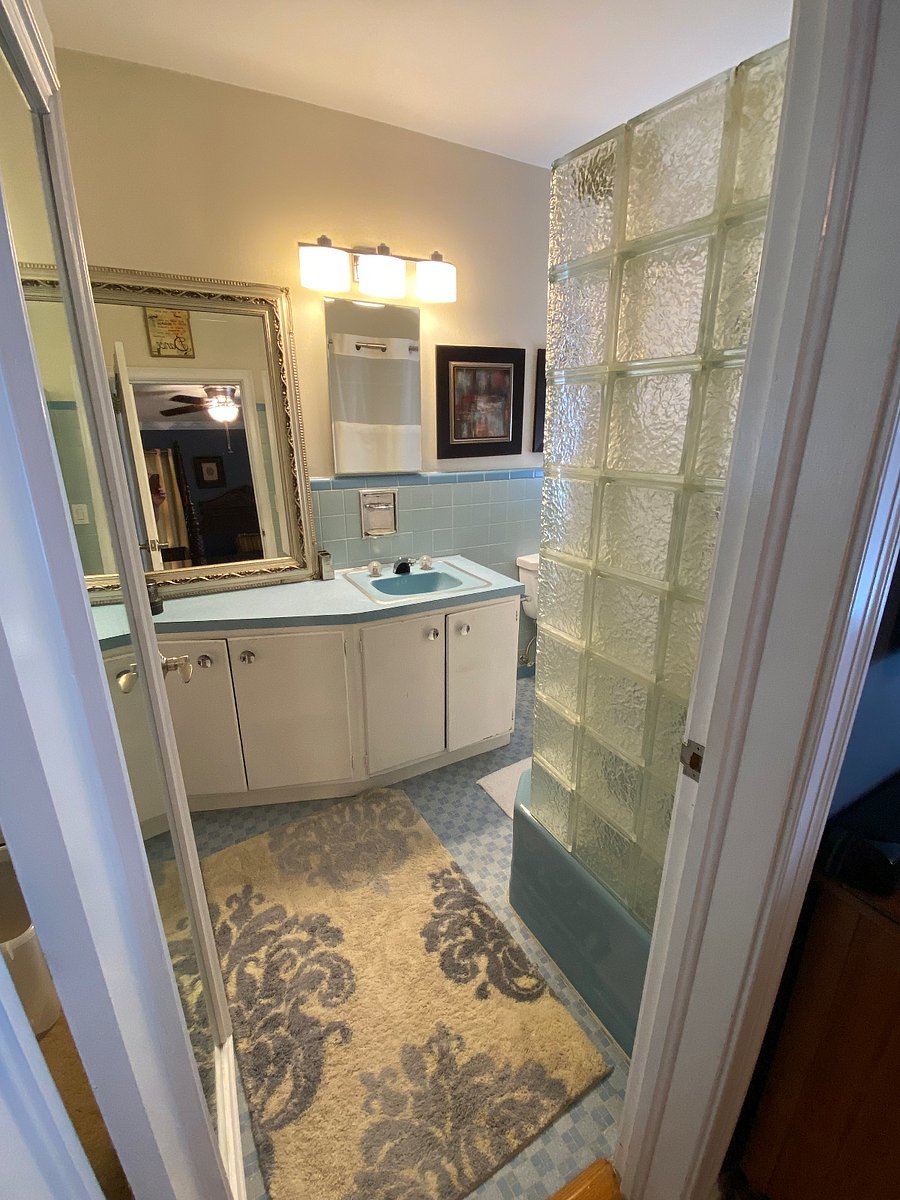 Main Bathroom (in bedroom)