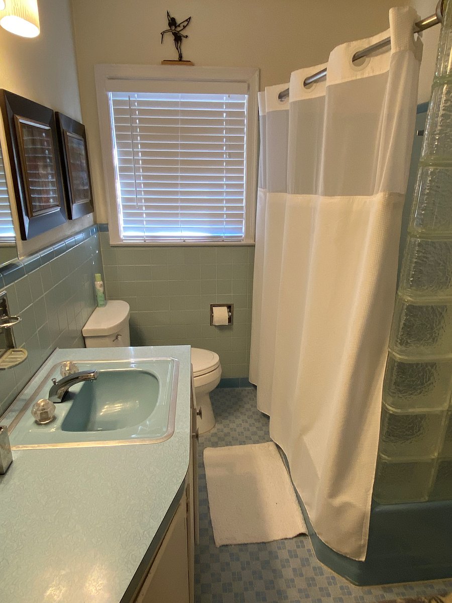 Main Bathroom (in bedroom)