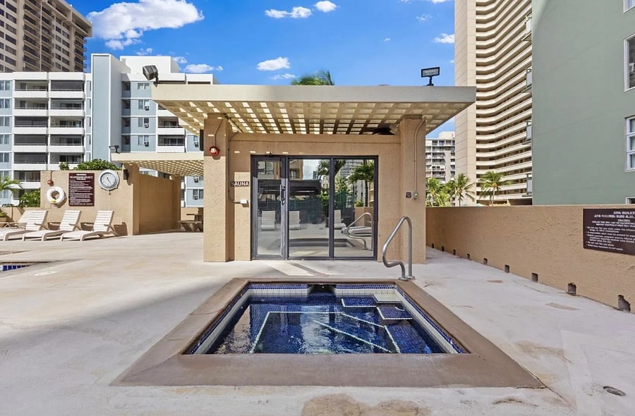 Jacuzzi and sauna at Lewers St Building