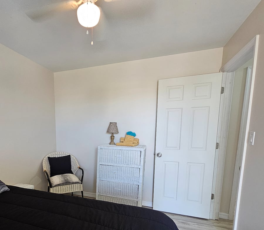 Second bedroom with queen bed