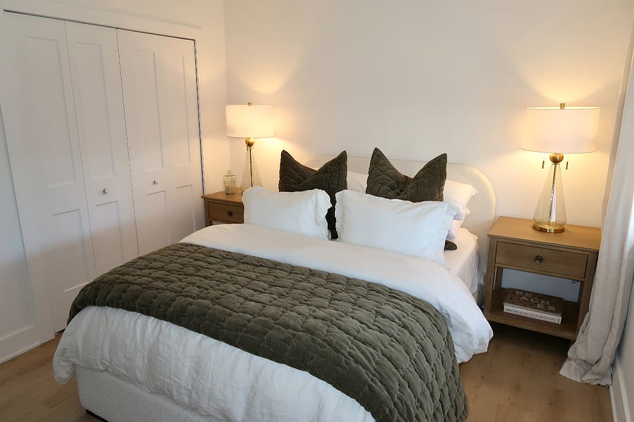 Bedroom 1 - Queen Bed