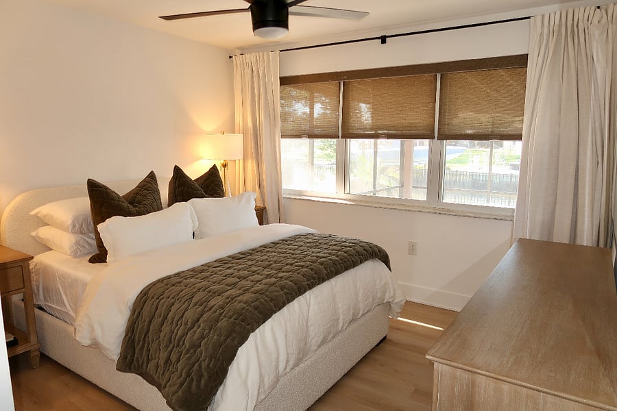 Bedroom 1 - Queen Bed