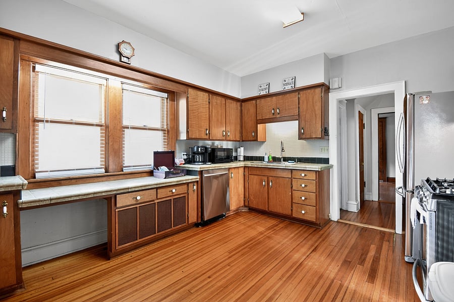Fully equipped kitchen with rustic wooden touches and all modern appliances.