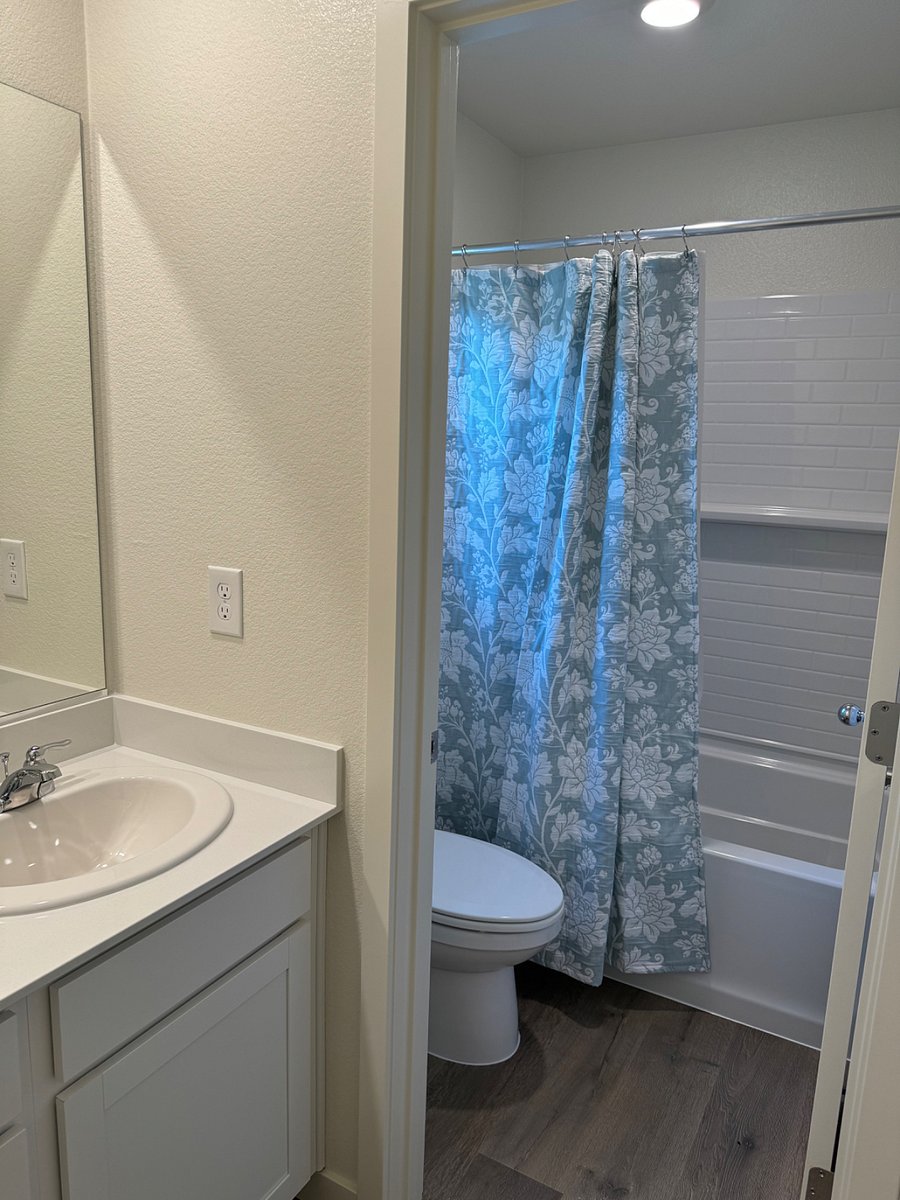 upstairs shared bathroom