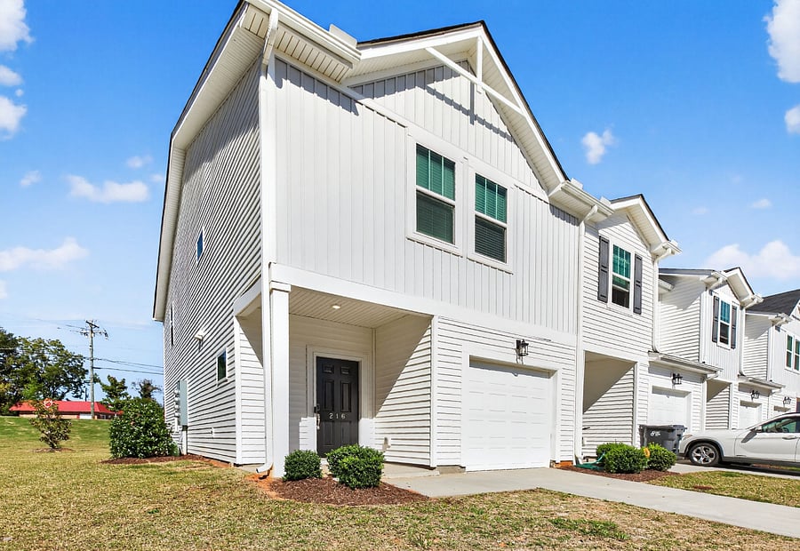 Enjoy this spacious 3-bedroom, 2.5-bath family home perfectly located near Greenville. Ideal for families, groups, or remote workers looking for comfort and convenience.