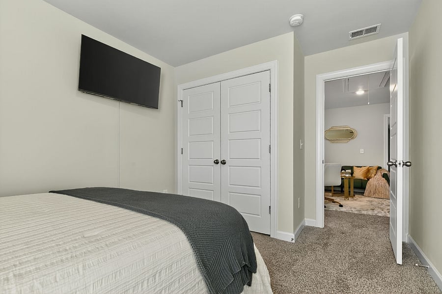Perfect for kids or extra guests. Complete with bright dcor and cozy bedding.