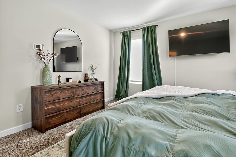Enjoy a calm, tastefully decorated master bedroom with all the comforts of home. Ideal for couples or solo travelers.