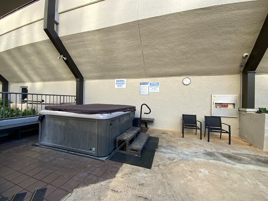 HOT TUB