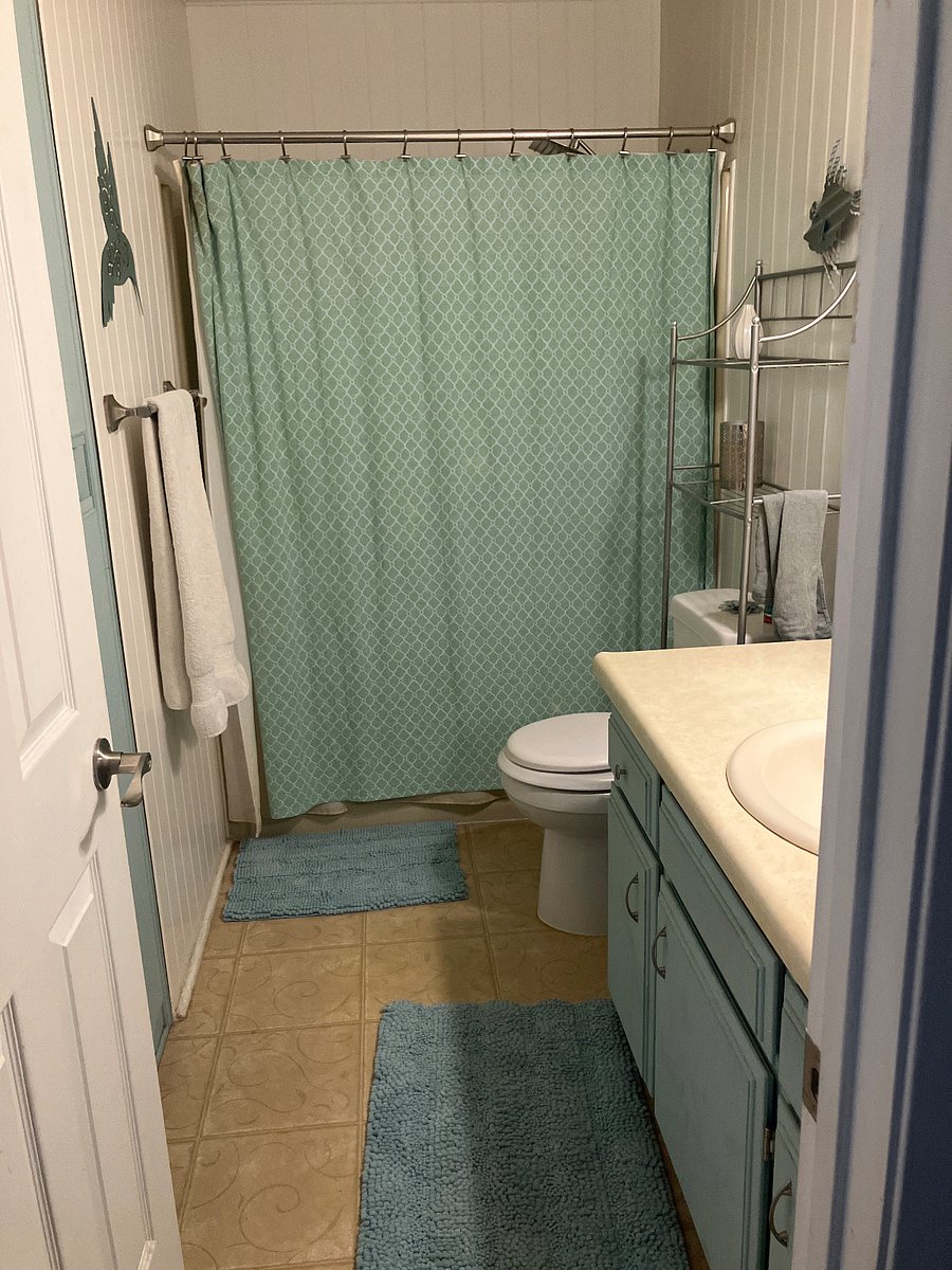 Guest bathroom for both bedrooms