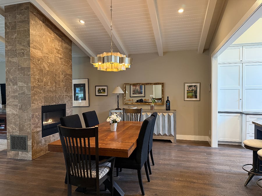 dining for 6 in an open and spacious area
