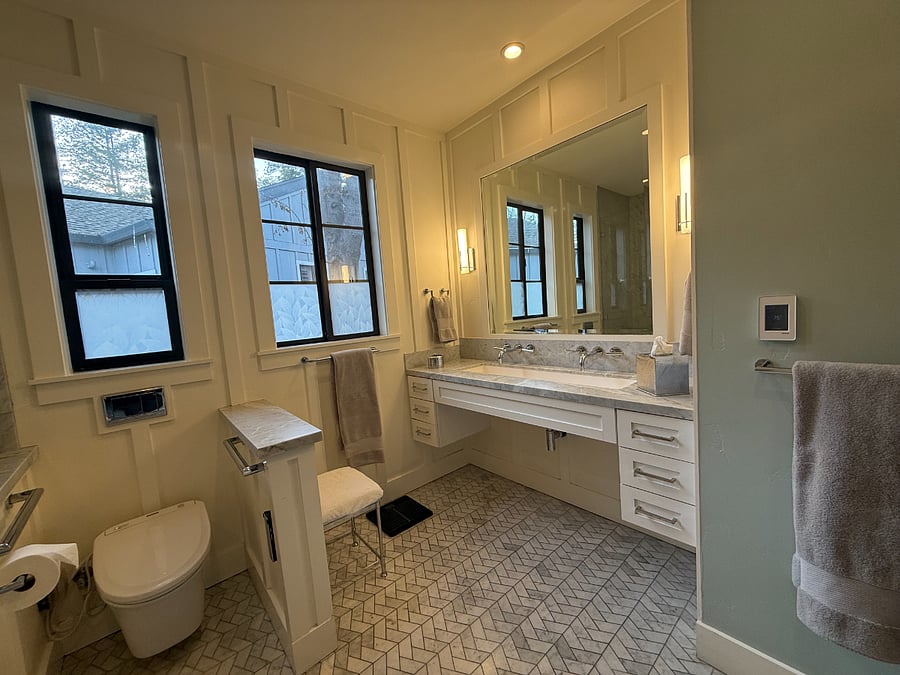plenty of daylight and lighting is convenient for shaving or putting on makeup