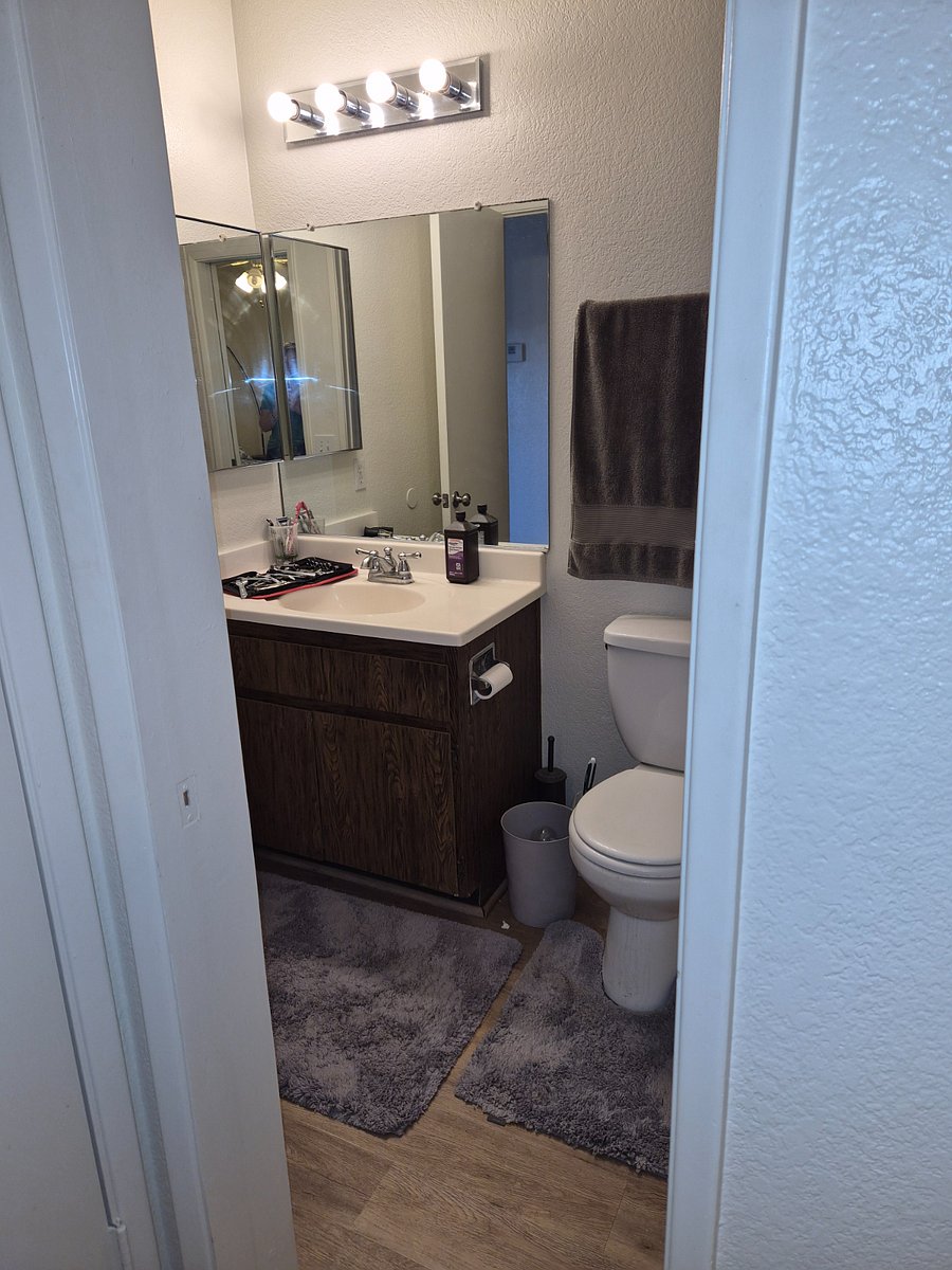 2nd Bath with door to hall and door to bedroom