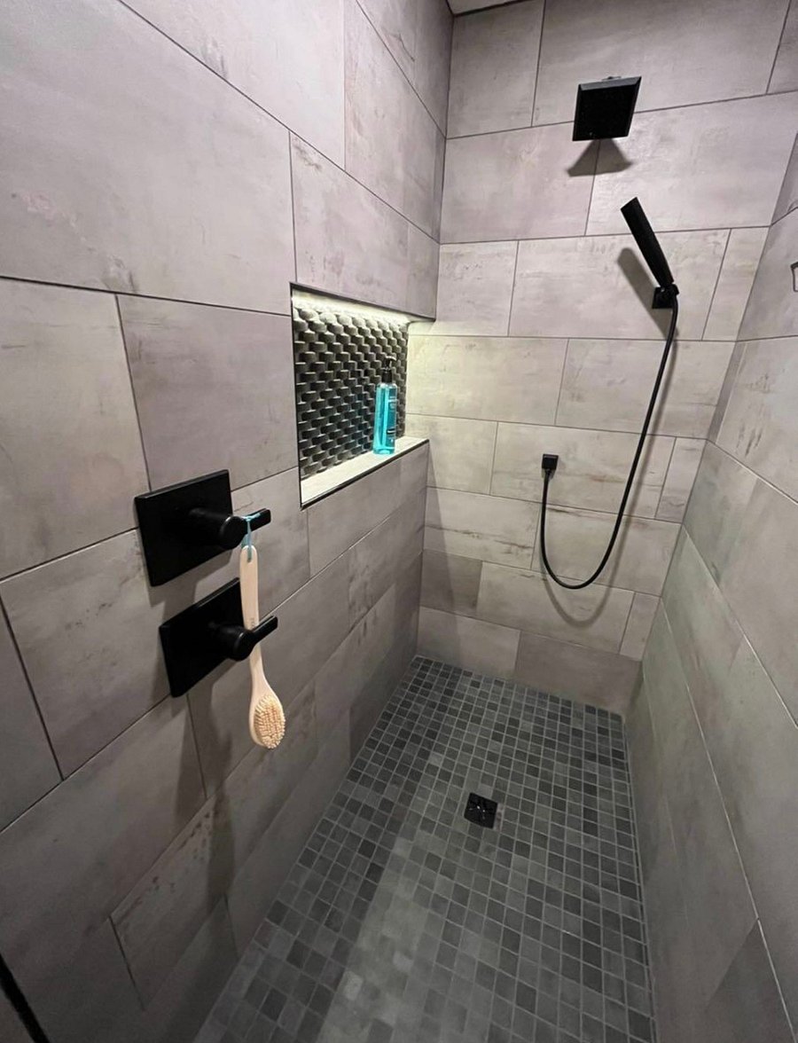 Private en suite shower with dual shower heads