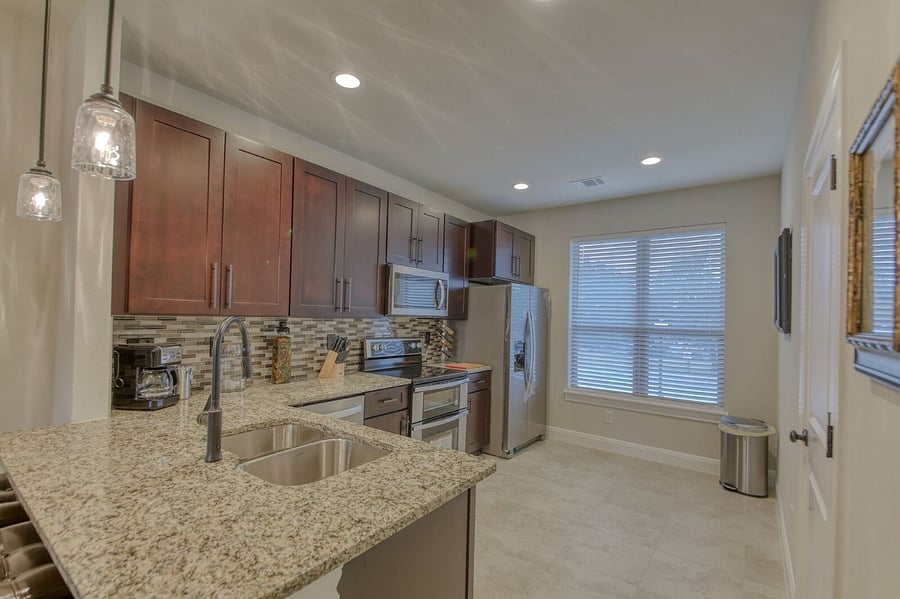 Full kitchen