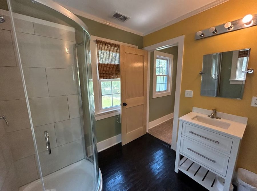 Suite 2 Full Bath