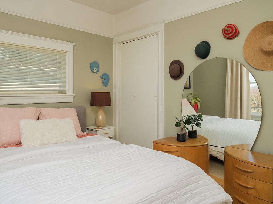 Bedroom with queen sized bed