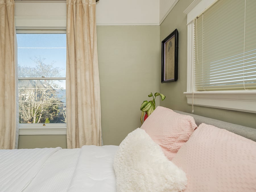 Bedroom with queen sized bed