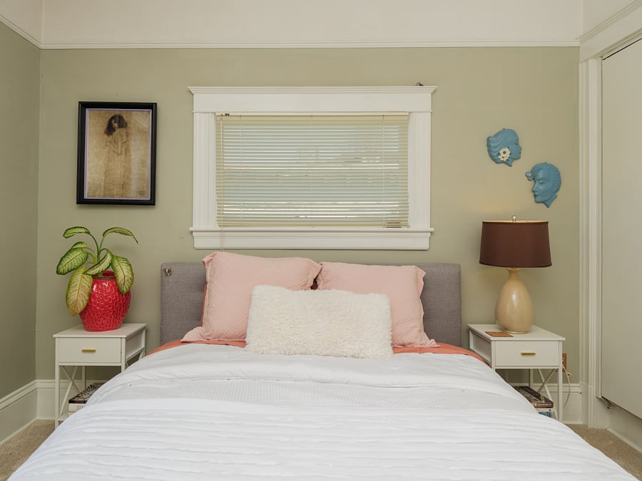Bedroom with queen sized bed