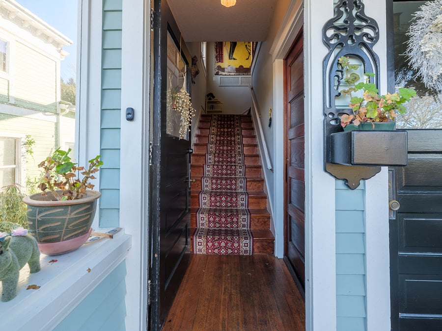 Entry stairway