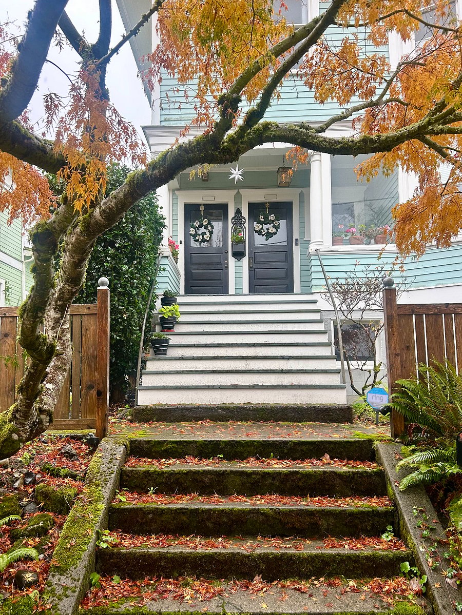 Exterior entrance/ front porch