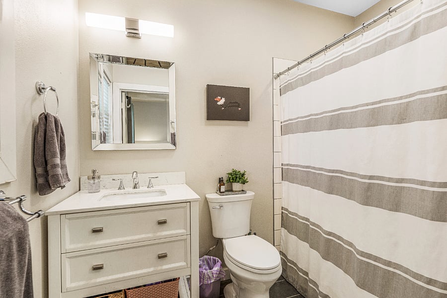 En-suite bath (tiled shower)
