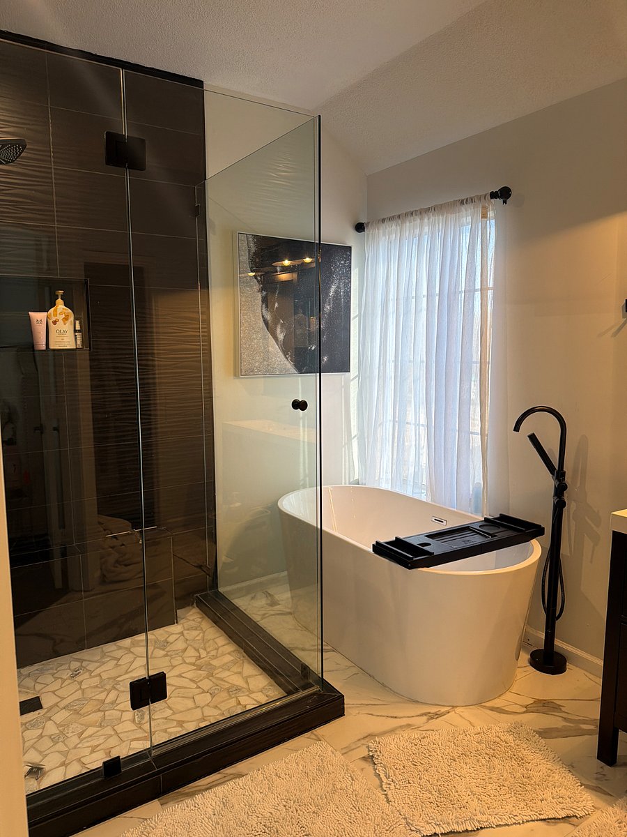 Master bath, soaking tub