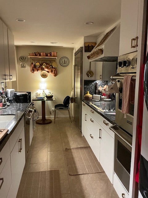 Kitchen: breakfast area/fridge/stove/pantry