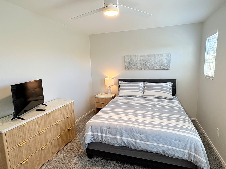 Queen size bed - guest bedroom