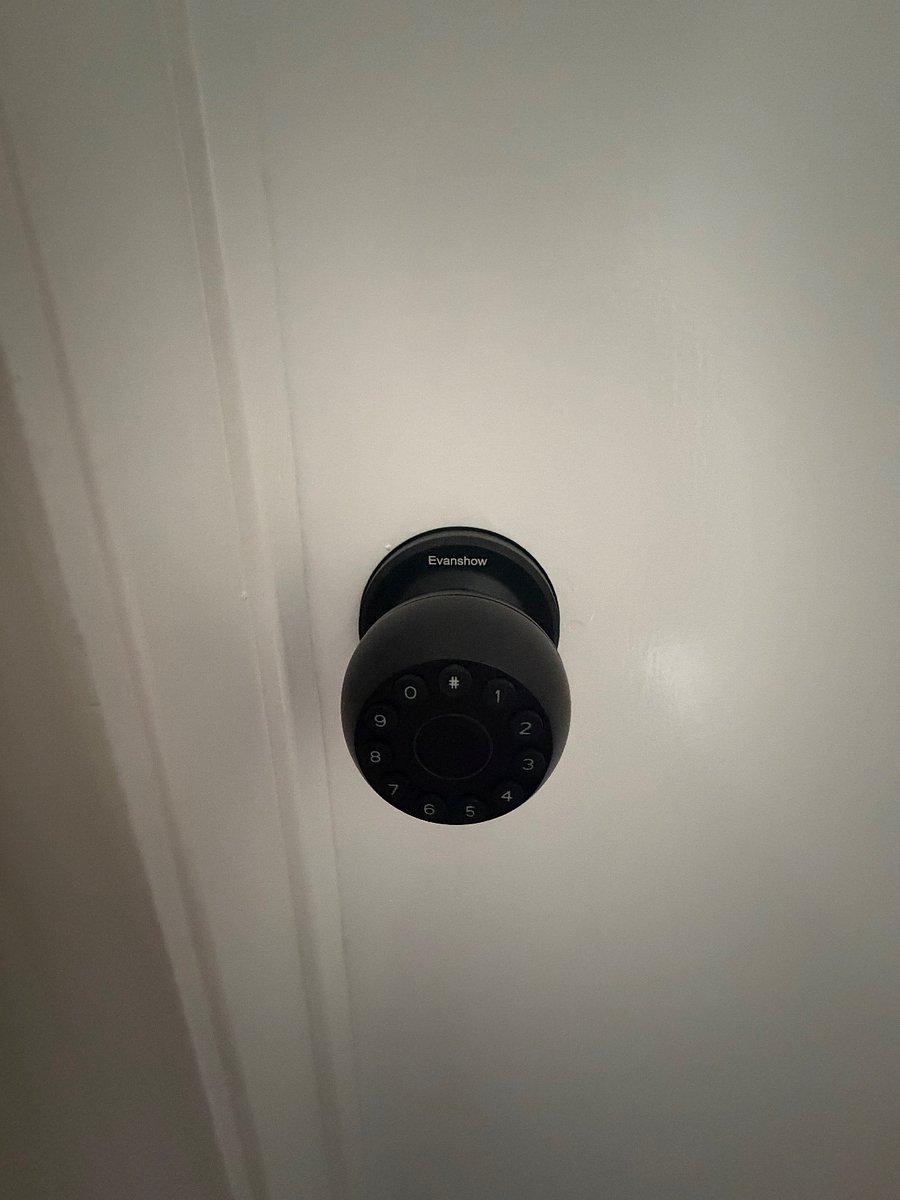 Locking bedroom knob