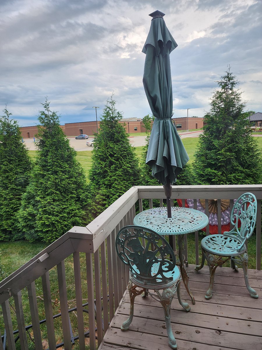 Private outdoor seating area,perfect for reading,relaxing or enjoying or enjoying by the firepit
