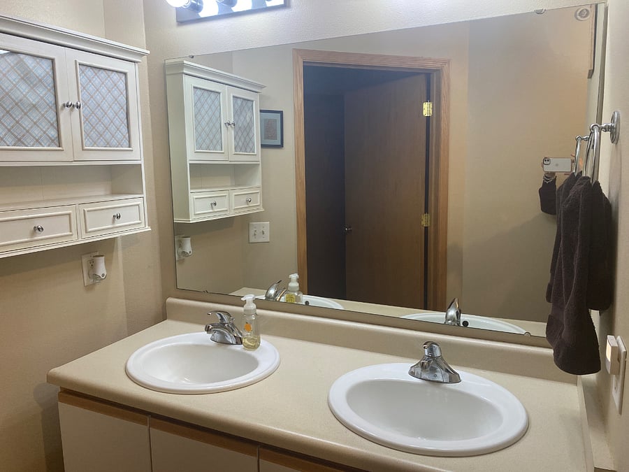 Double sinks, good space to get ready and bright