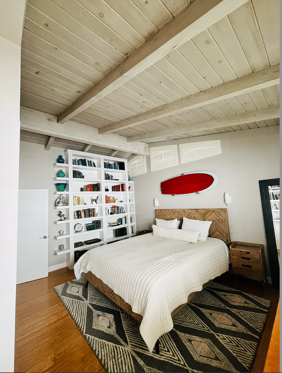 Wake up to the sound of waves out the window!