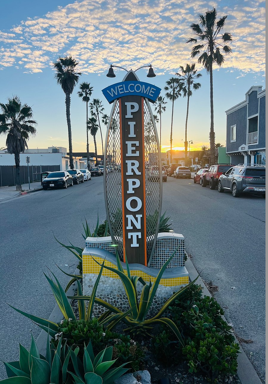 A few blocks away is Seaward, the heart of the neighborhood with a yogurt shop, sushi, Italian, Mexican, and Thai food as well as a sports bar.