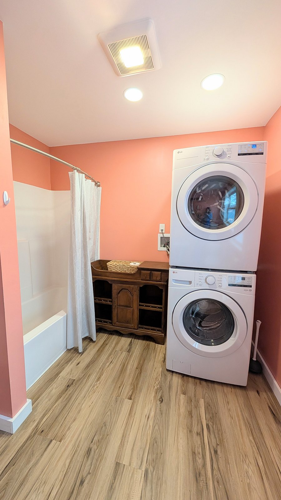 Full bath w. laundry