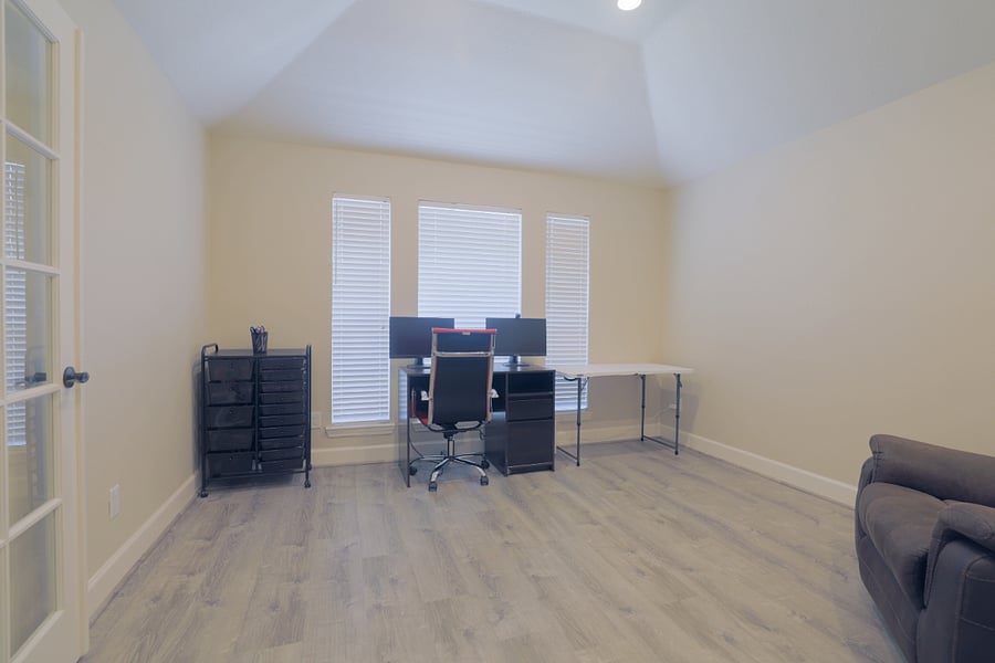 Extra Large Office with additional monitors for business travelers.