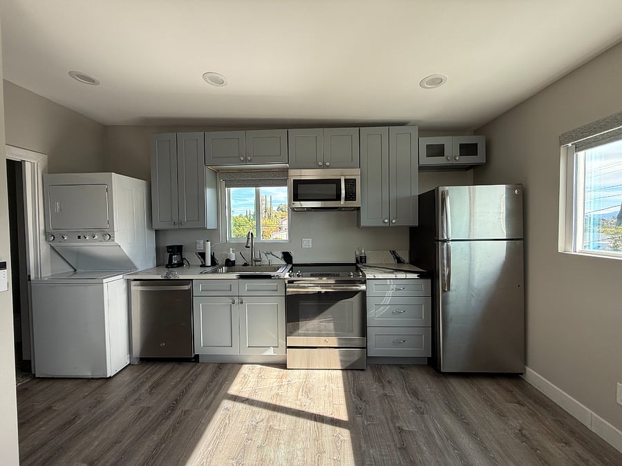 Washer/dryer and full kitchen.