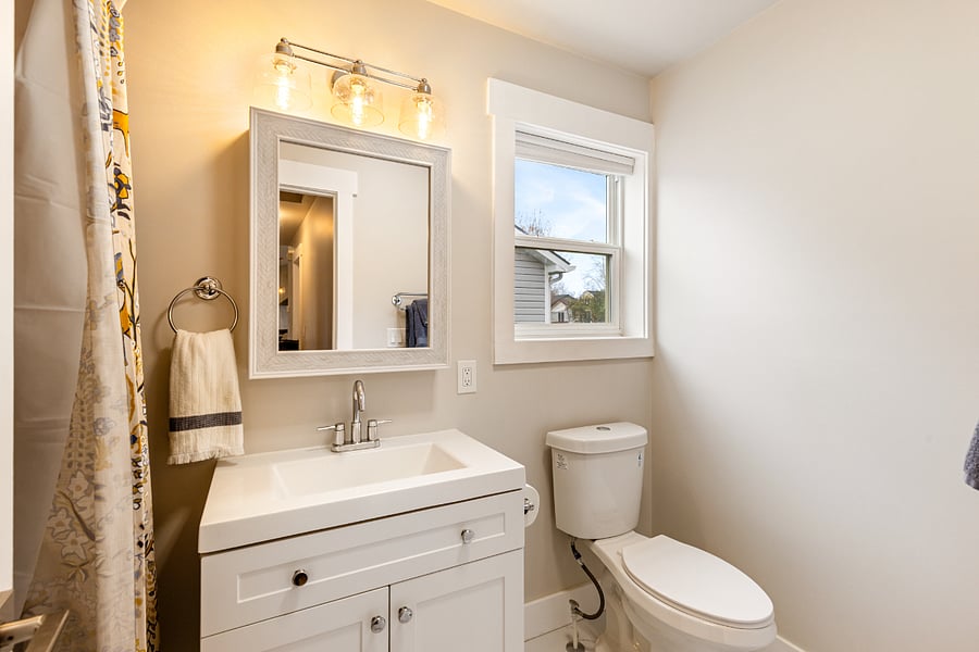 Full Bathroom with Shower/Tub combo