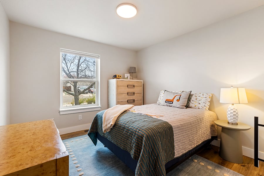 Full Bed Bedroom 3